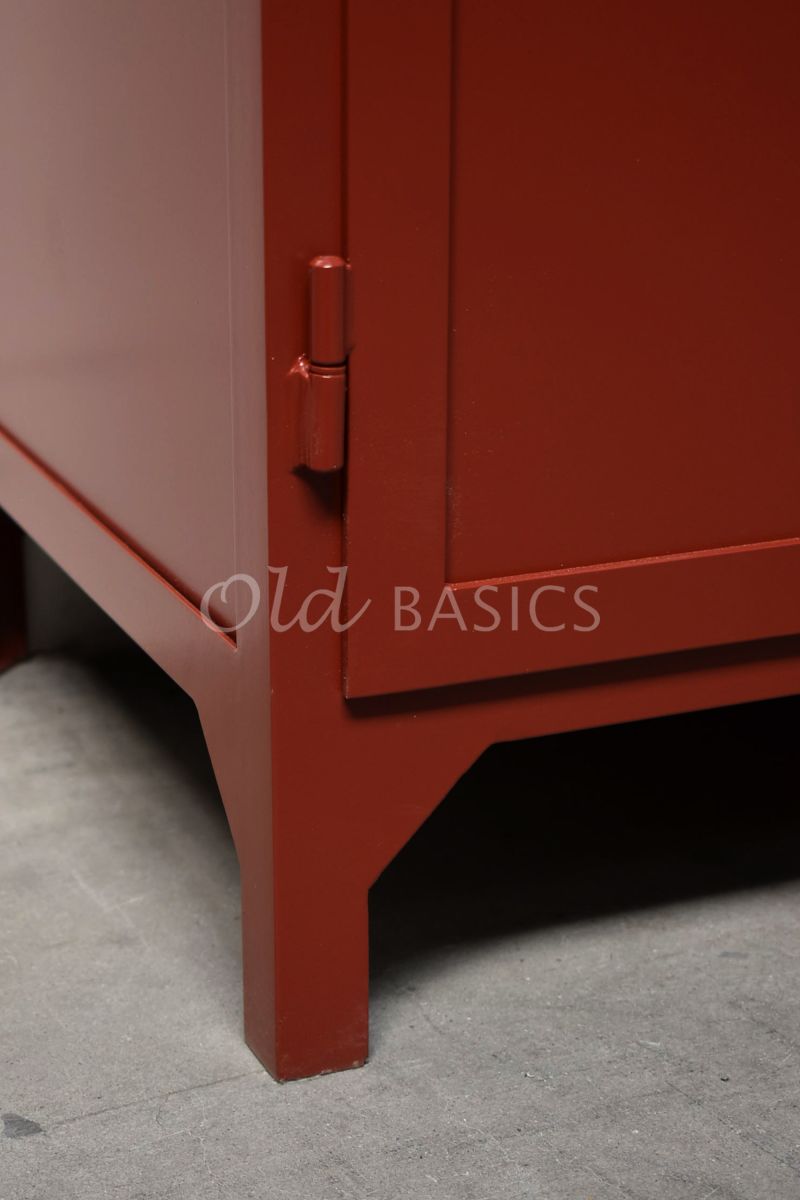Detail van Apothekerskast Demi, 2 deuren, RAL3009, rood, materiaal staal
